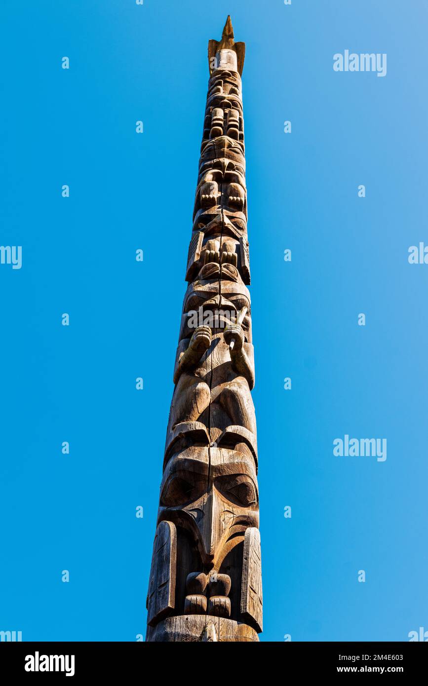 Totem en cèdre sculpté à la main; Gitanyow - Kitwancool Historic Village & Interpretive Centre; Gitanyow; Colombie-Britannique; Canada Banque D'Images Totem en cèdre sculpté à la main; Gitanyow - Kitwancool Historic Village & Interpretive Centre; Gitanyow; Colombie-Britannique; Canada Banque D'Images