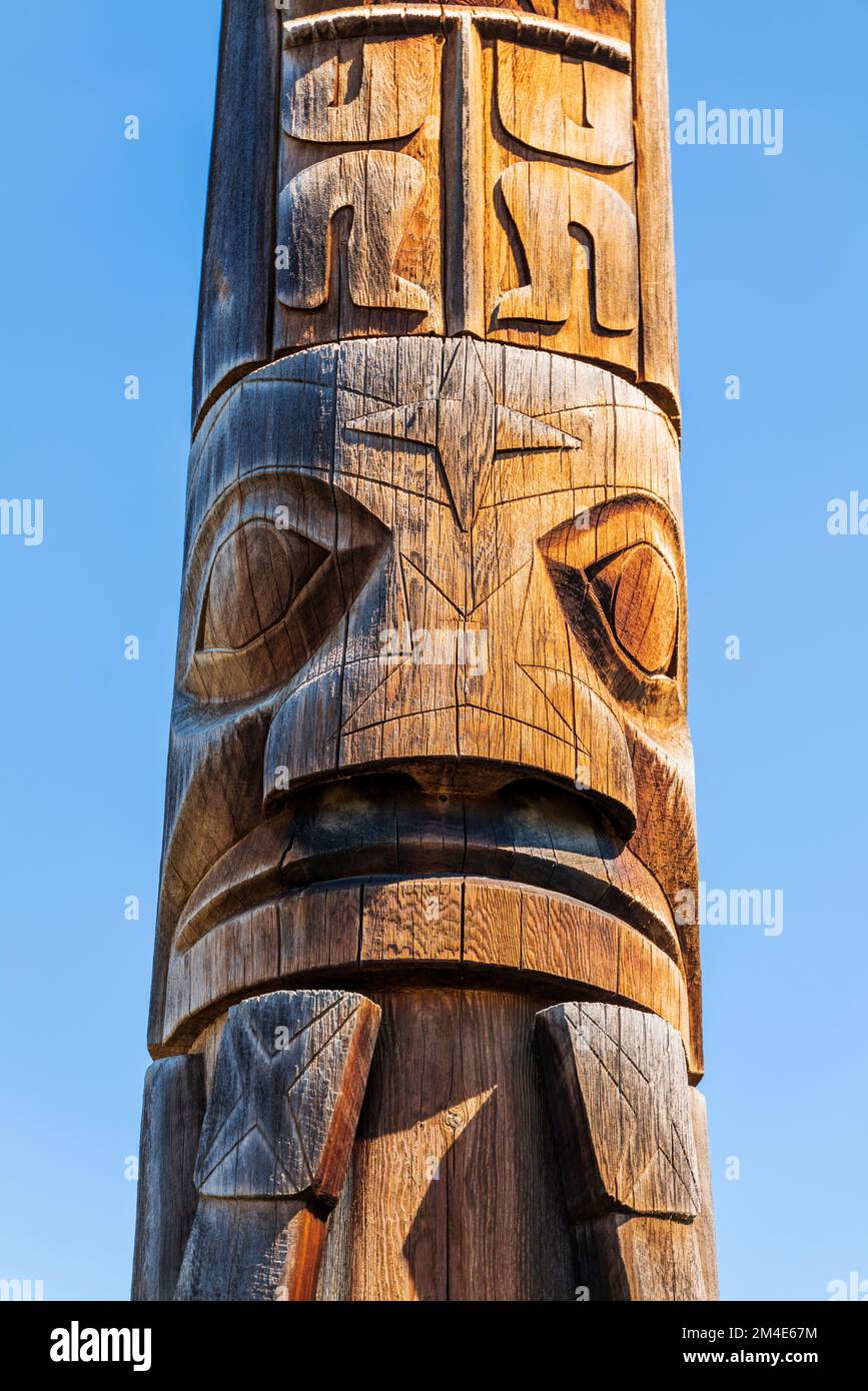 Totem en cèdre sculpté à la main; Gitanyow - Kitwancool Historic Village & Interpretive Centre; Gitanyow; Colombie-Britannique; Canada Banque D'Images Totem en cèdre sculpté à la main; Gitanyow - Kitwancool Historic Village & Interpretive Centre; Gitanyow; Colombie-Britannique; Canada Banque D'Images