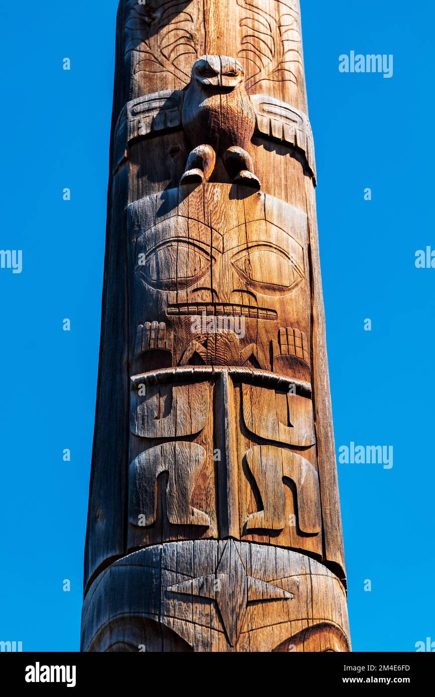 Totem en cèdre sculpté à la main; Gitanyow - Kitwancool Historic Village & Interpretive Centre; Gitanyow; Colombie-Britannique; Canada Banque D'Images Totem en cèdre sculpté à la main; Gitanyow - Kitwancool Historic Village & Interpretive Centre; Gitanyow; Colombie-Britannique; Canada Banque D'Images