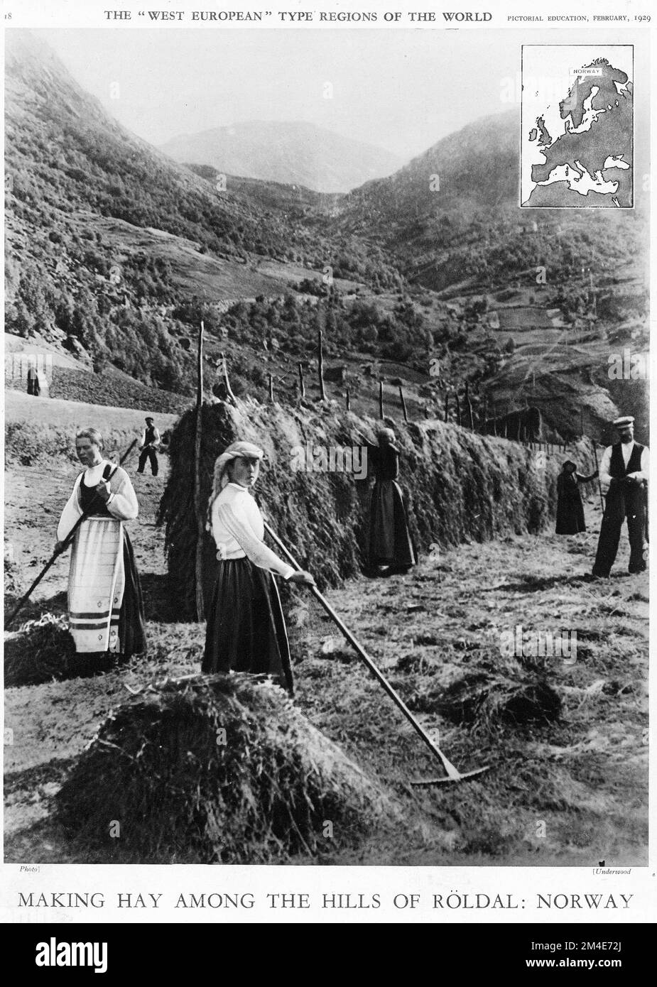 Demi-teinte des agriculteurs qui font du foin parmi les collines de Roldal en Norvège, d'une publication éducative, 1927 Banque D'Images Demi-teinte des agriculteurs qui font du foin parmi les collines de Roldal en Norvège, d'une publication éducative, 1927 Banque D'Images