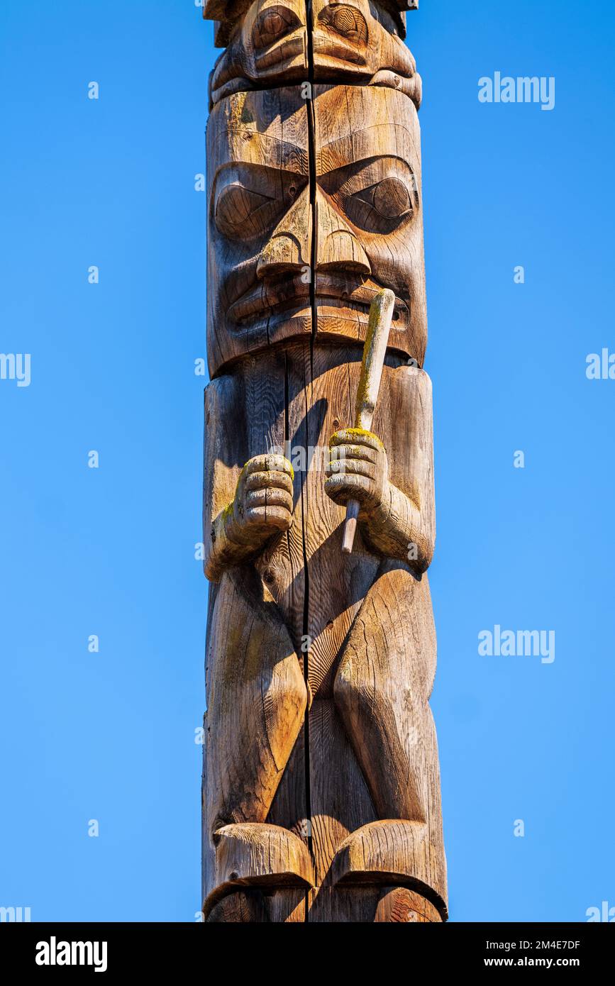 Totem en cèdre sculpté à la main; Gitanyow - Kitwancool Historic Village & Interpretive Centre; Gitanyow; Colombie-Britannique; Canada Banque D'Images Totem en cèdre sculpté à la main; Gitanyow - Kitwancool Historic Village & Interpretive Centre; Gitanyow; Colombie-Britannique; Canada Banque D'Images
