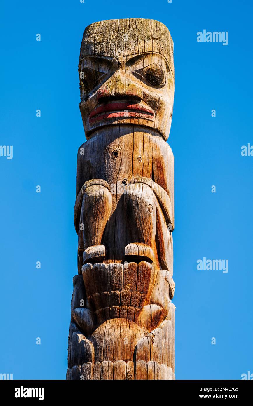 Totem en cèdre sculpté à la main; Gitanyow - Kitwancool Historic Village & Interpretive Centre; Gitanyow; Colombie-Britannique; Canada Banque D'Images Totem en cèdre sculpté à la main; Gitanyow - Kitwancool Historic Village & Interpretive Centre; Gitanyow; Colombie-Britannique; Canada Banque D'Images