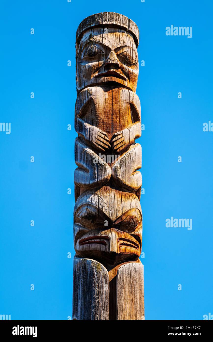 Totem en cèdre sculpté à la main; Gitanyow - Kitwancool Historic Village & Interpretive Centre; Gitanyow; Colombie-Britannique; Canada Banque D'Images Totem en cèdre sculpté à la main; Gitanyow - Kitwancool Historic Village & Interpretive Centre; Gitanyow; Colombie-Britannique; Canada Banque D'Images