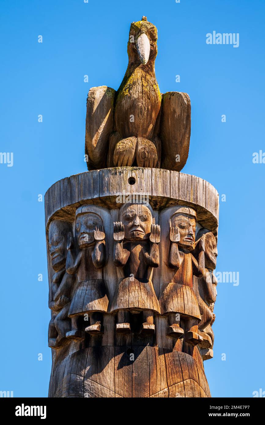 Totem en cèdre sculpté à la main; Gitanyow - Kitwancool Historic Village & Interpretive Centre; Gitanyow; Colombie-Britannique; Canada Banque D'Images