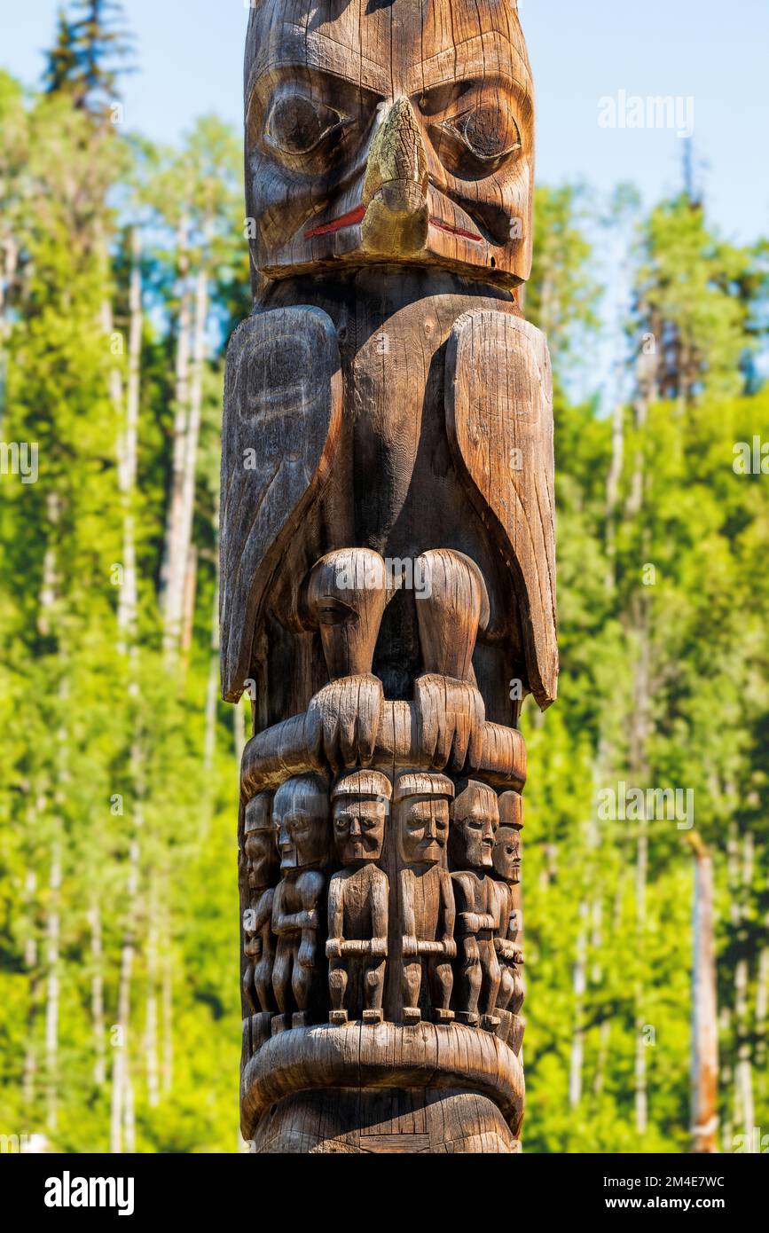 Totem en cèdre sculpté à la main; Gitanyow - Kitwancool Historic Village & Interpretive Centre; Gitanyow; Colombie-Britannique; Canada Banque D'Images Totem en cèdre sculpté à la main; Gitanyow - Kitwancool Historic Village & Interpretive Centre; Gitanyow; Colombie-Britannique; Canada Banque D'Images