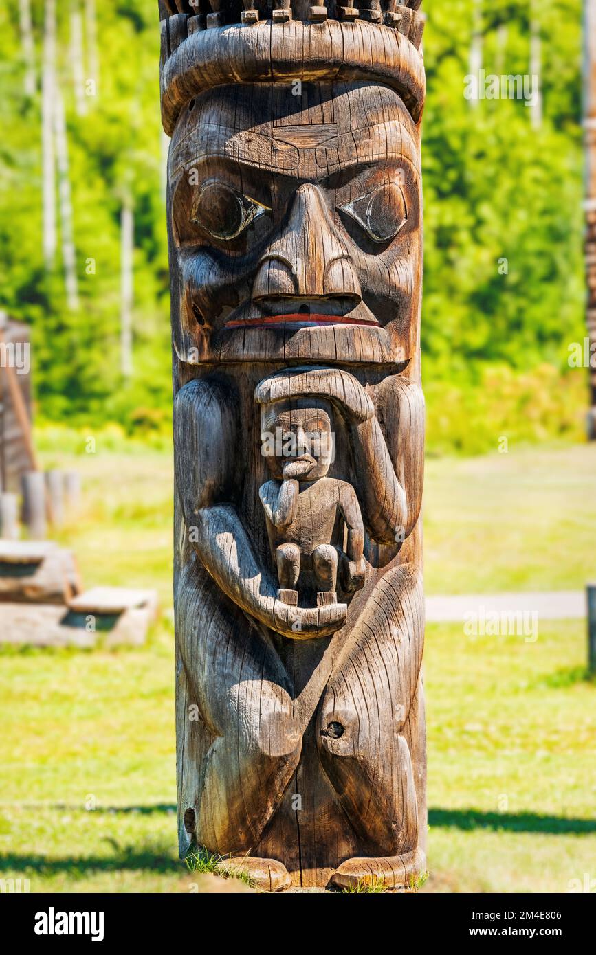 Totem en cèdre sculpté à la main; Gitanyow - Kitwancool Historic Village & Interpretive Centre; Gitanyow; Colombie-Britannique; Canada Banque D'Images Totem en cèdre sculpté à la main; Gitanyow - Kitwancool Historic Village & Interpretive Centre; Gitanyow; Colombie-Britannique; Canada Banque D'Images