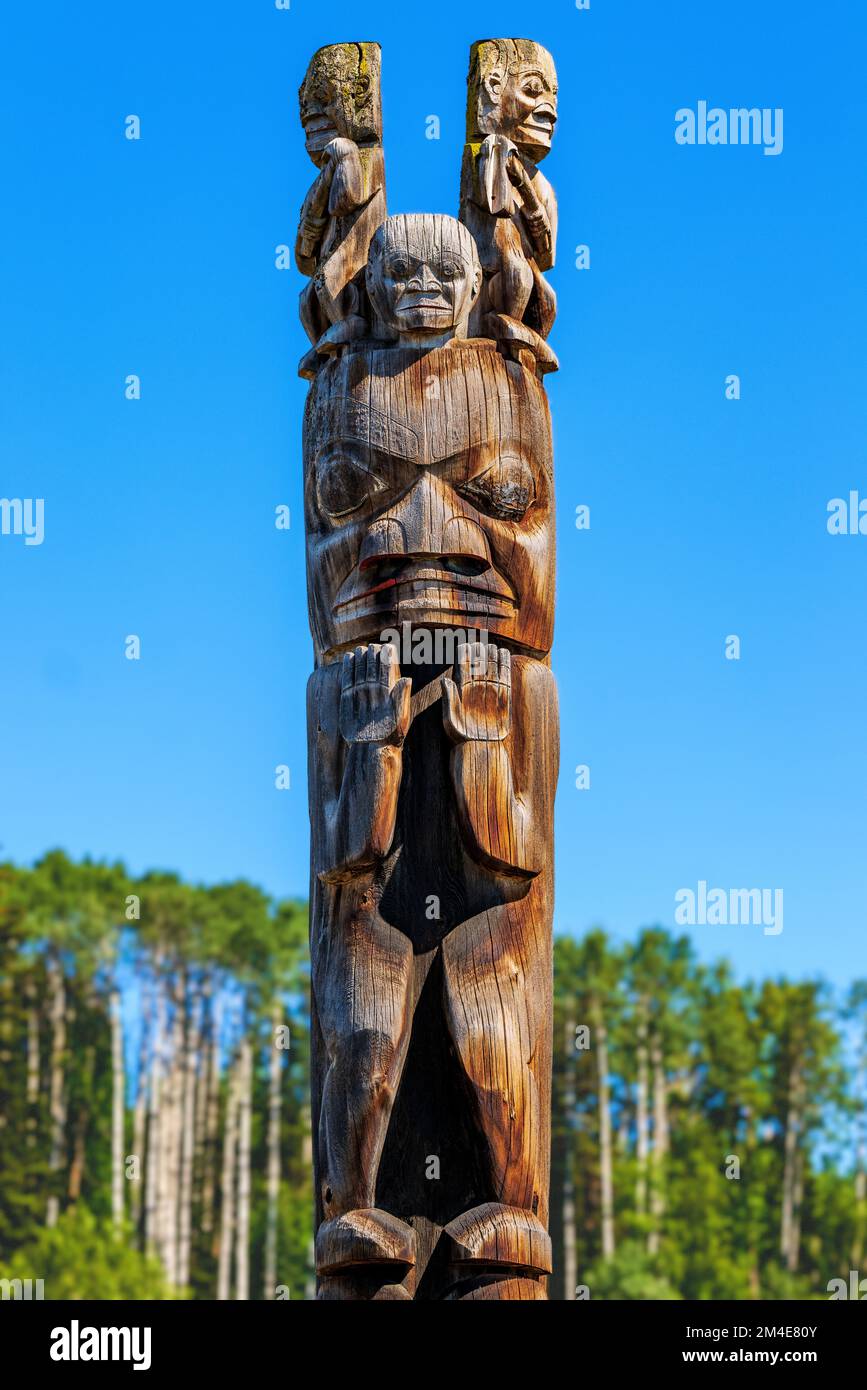Totem en cèdre sculpté à la main; Gitanyow - Kitwancool Historic Village & Interpretive Centre; Gitanyow; Colombie-Britannique; Canada Banque D'Images Totem en cèdre sculpté à la main; Gitanyow - Kitwancool Historic Village & Interpretive Centre; Gitanyow; Colombie-Britannique; Canada Banque D'Images