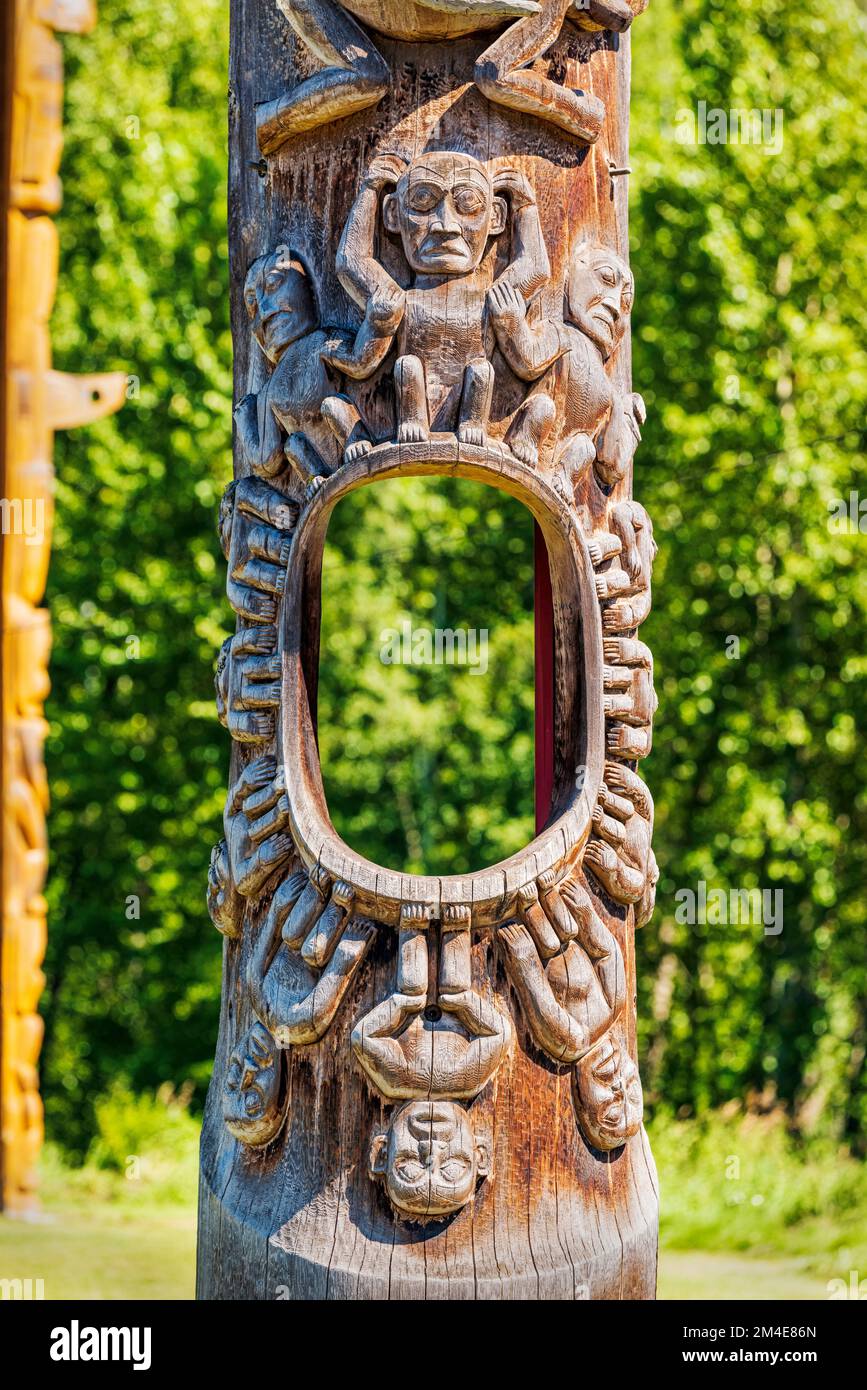 Totem en cèdre sculpté à la main; Gitanyow - Kitwancool Historic Village & Interpretive Centre; Gitanyow; Colombie-Britannique; Canada Banque D'Images Totem en cèdre sculpté à la main; Gitanyow - Kitwancool Historic Village & Interpretive Centre; Gitanyow; Colombie-Britannique; Canada Banque D'Images