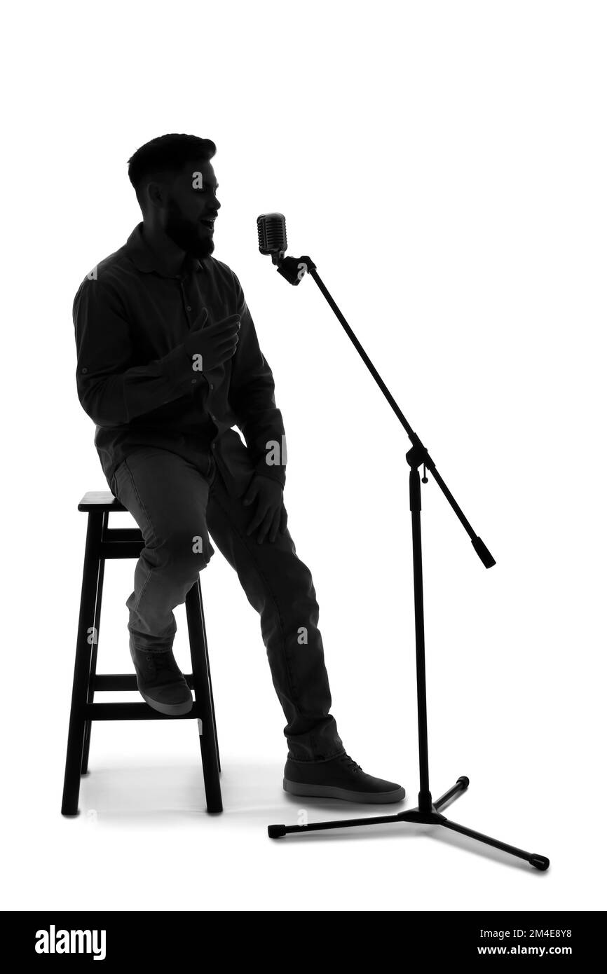 Silhouette de chanteur masculin avec microphone sur fond blanc Photo Stock  - Alamy