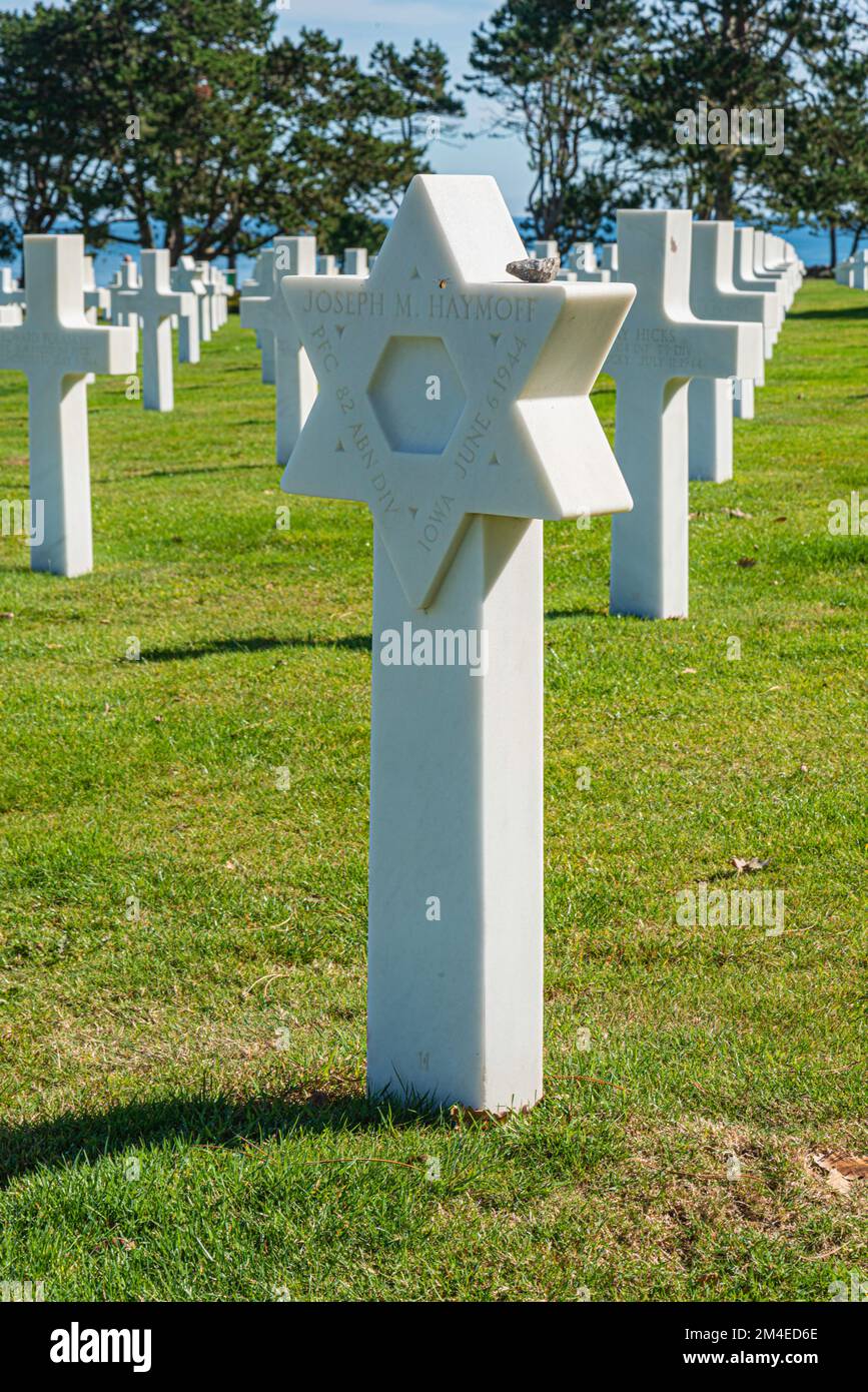 Monument commémoratif en pierre d'honneur de l'étoile juive au cimetière militaire américain de Normandie Banque D'Images