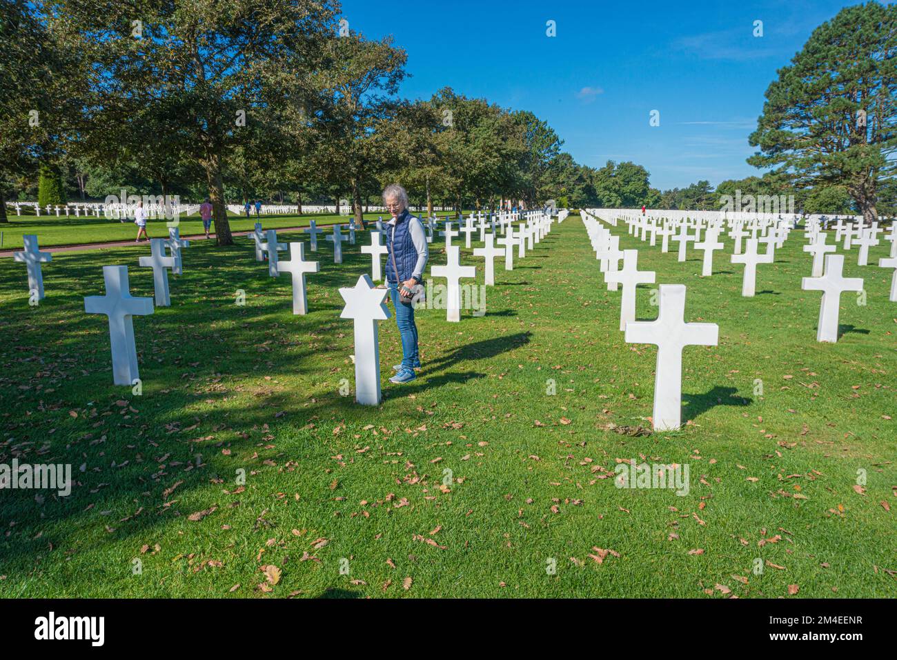 Femme regardant le mémorial des étoiles juives au cimetière militaire américain de Normandie Banque D'Images