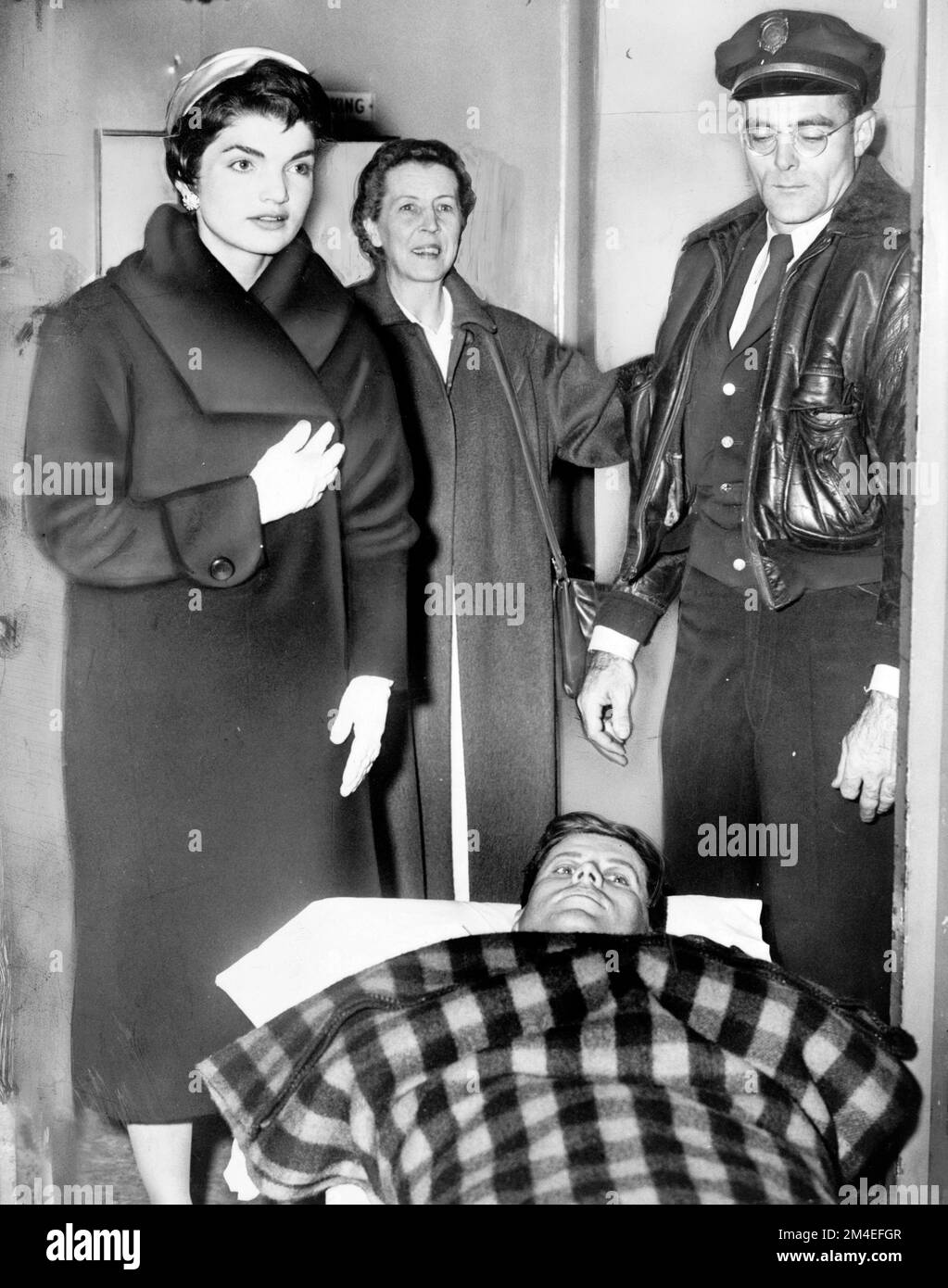 Les Kennedys après la chirurgie de la colonne vertébrale de John, décembre 1954 Banque D'Images