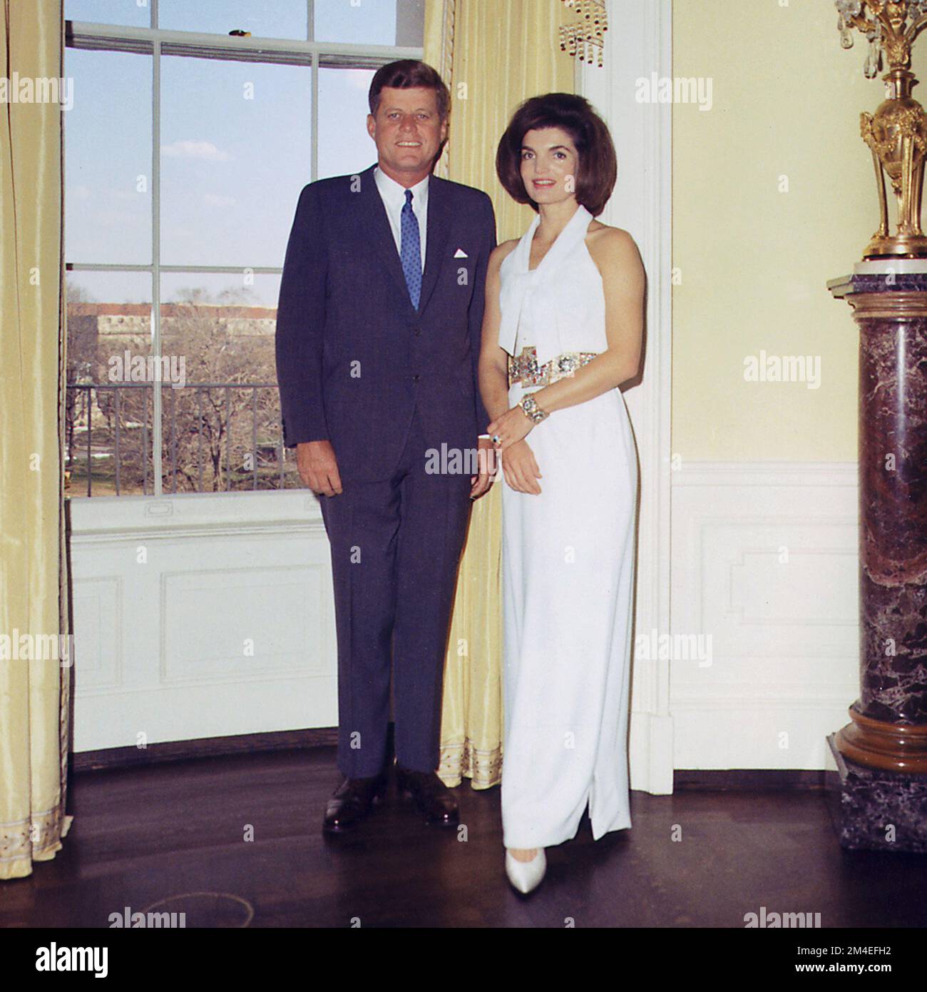 Un portrait du président américain John F Kennedy et de sa femme et de la première dame Jacqueline dans la salle ovale jaune de la Maison Blanche. Banque D'Images
