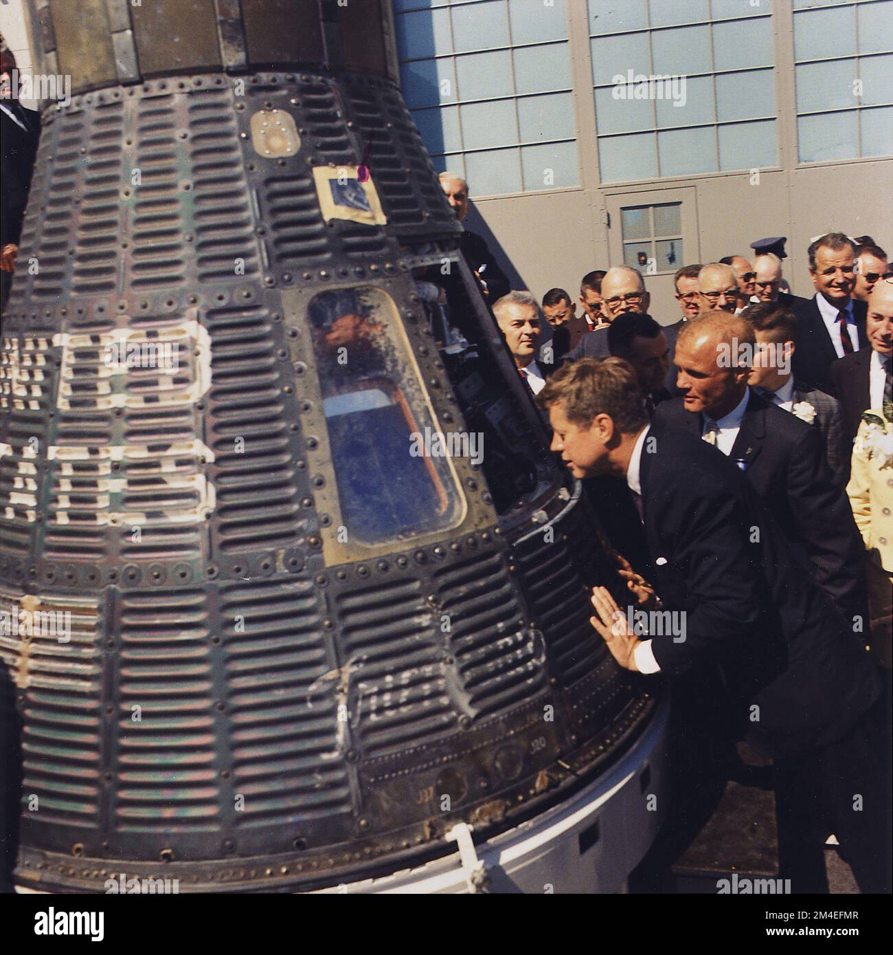 L'astronaute John Glenn et le président John F Kennedy inspectent la capsule de mercure du projet Friendship 7, 23 février 1962 Banque D'Images