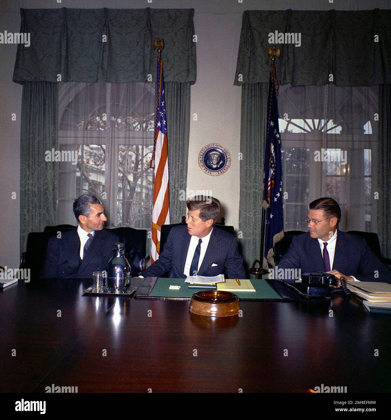 Le Président Joh F Kennedy rencontre avec le Shah d'Iran, Mohammad Reza Shah Pahlavi le 13 avril 1962 photo 'Robert Knudsen. Photos de la Maison Blanche. John F. Kennedy Presidential Library and Museum, Boston.' Banque D'Images