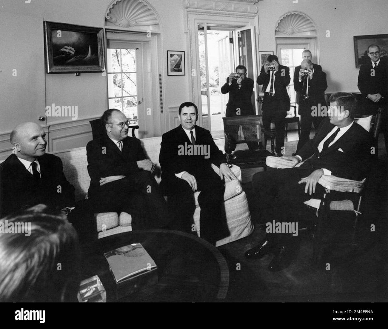 Le président John F Kennedy rencontre le ministre soviétique des Affaires étrangères Andrei Gromyko dans le Bureau ovale (18 octobre 1962) photo « Abbie Rowe. Photos de la Maison Blanche. John F. Kennedy Presidential Library and Museum, Boston Banque D'Images