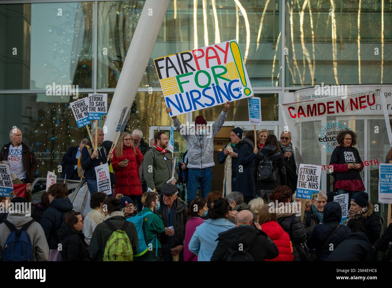 Londres, le 20th décembre 2022, les membres du Royal College of Nursing (RCN) défilent à Downing Street à Londres en tant qu'infirmières en Angleterre, au pays de Galles et en Irlande du Nord, ont une action industrielle sur la rémunération. Banque D'Images