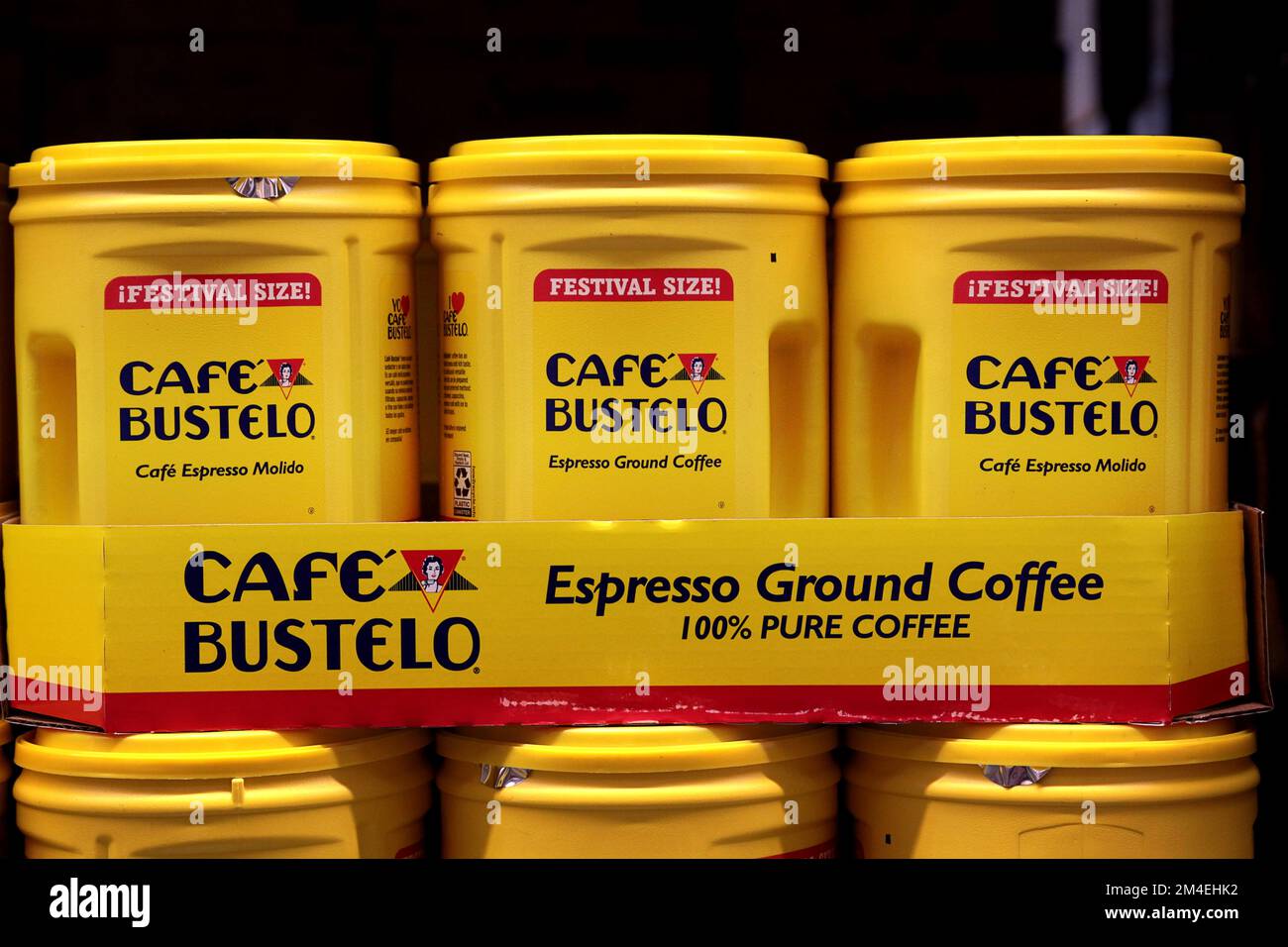 Honolulu, HI - 20 décembre 2022: Populaire marque latino-américaine café Bustelo jaune conteneur en vrac sur la tablette de gros Banque D'Images