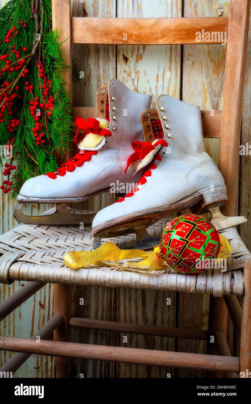 Old Ice skates sur chaise en bois STILL Life Banque D'Images