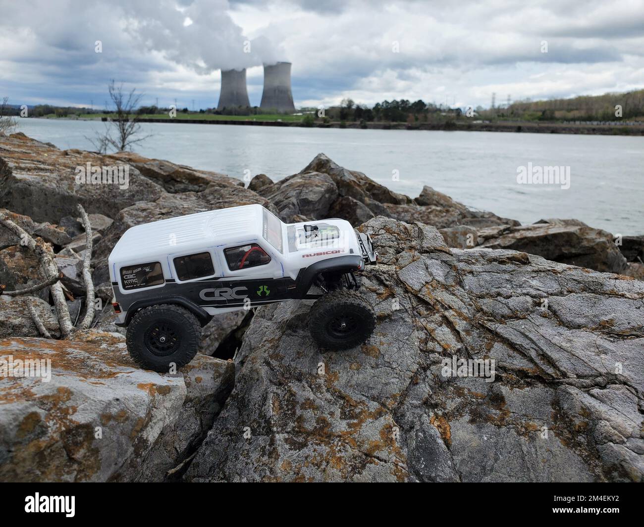 Une voiture-jouet Jeep Wrangler sur des pierres au bord du lac avec vue sur  la centrale nucléaire Photo Stock - Alamy