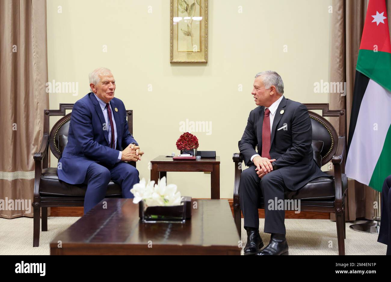 Mer Morte, Jordanie. 08th avril 2022. Le roi de Jordanie Abdullah II (R) rencontre le haut représentant de l'Union européenne pour les affaires étrangères et la politique de sécurité Josep Borrell (L) après la deuxième conférence de Bagdad pour la coopération et le partenariat à Sweimeh, près de la rive de la mer Morte, dans le centre-ouest de la Jordanie, sur 20 décembre 2022. Photo de la Cour hachémite royale/UPI crédit: UPI/Alamy Live News Banque D'Images