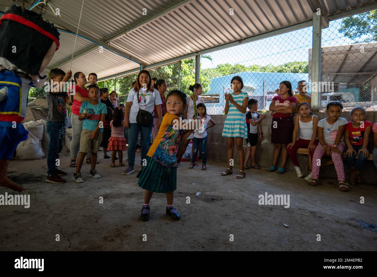 La Labor, la Libertad, Salvador - 27 octobre 2022 - petite fille brune tenant un bâton pour frapper et briser la Piñata au milieu d'un cercle rempli wi Banque D'Images