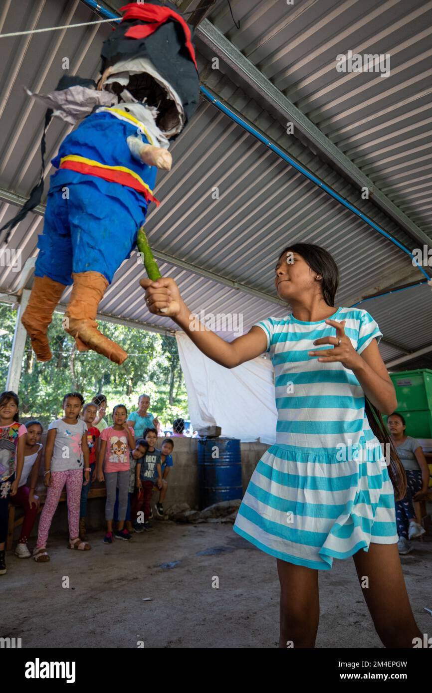 La Labor, la Libertad, Salvador - 27 octobre 2022 - petite fille brune tenant un bâton pour frapper et briser la Piñata au milieu d'un cercle rempli wi Banque D'Images