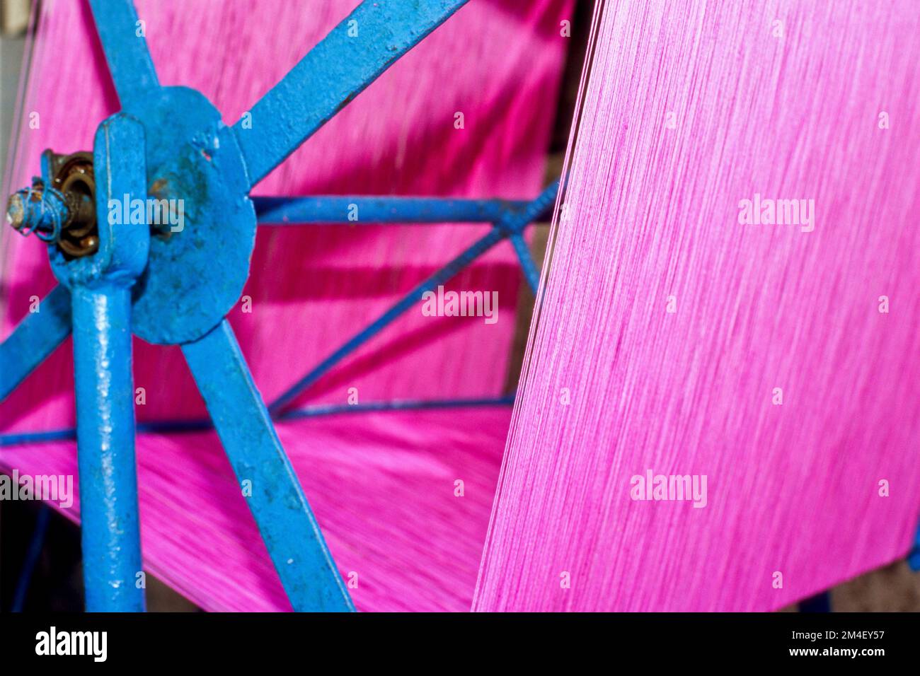 Préparer le kite-threads avec couleur et glaspowder à couper l'autre kites off the sky Banque D'Images