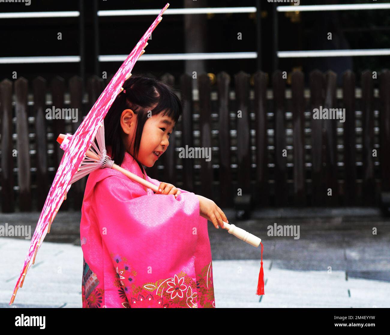 Portrait d'une fille japonaise habillée traditionnellement prise pendant le festival Shichi-Go-San (rite de passage japonais) au sanctuaire Meiji, Tokyo, Japon Banque D'Images