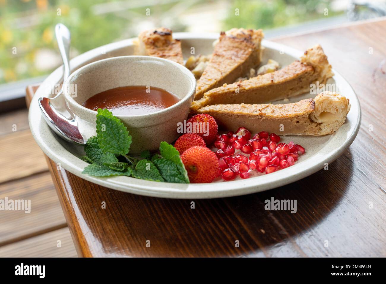Vue de dessus d'une assiette à dessert avec divers fruits et tranches de tarte Banque D'Images