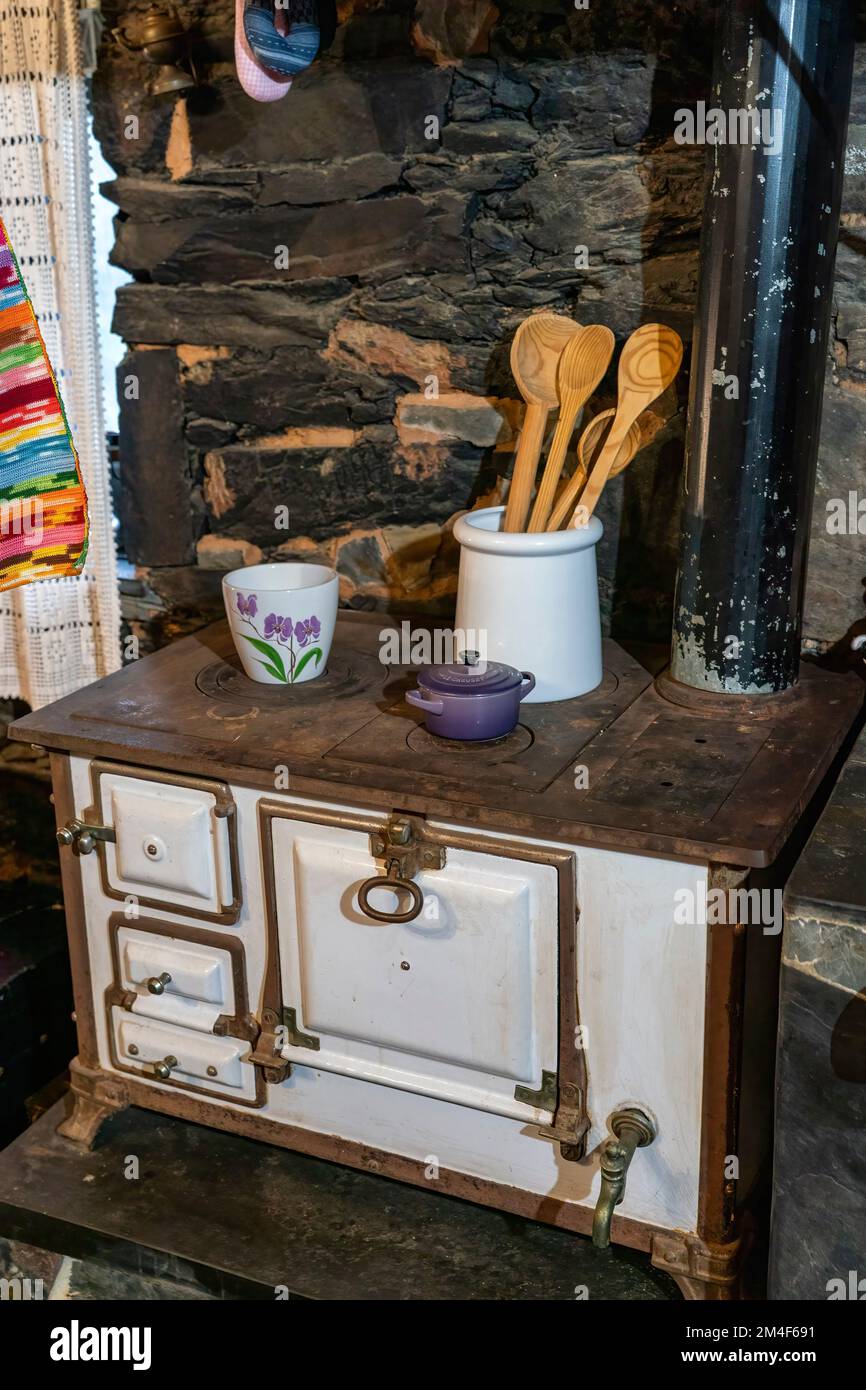 Cuisine vintage avec poêle à bois en fonte ancienne Banque D'Images