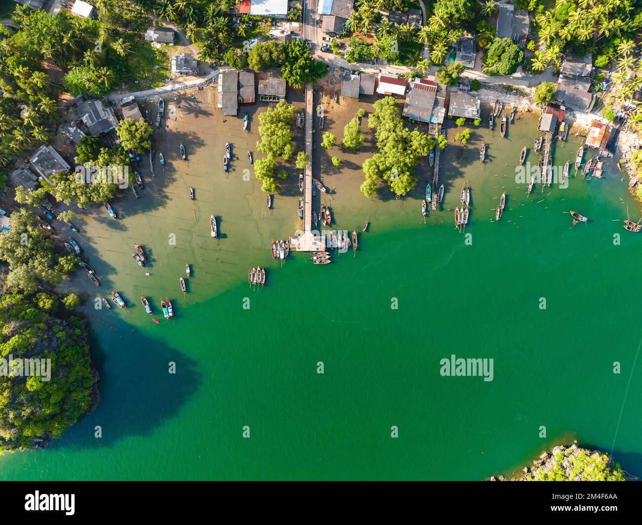 Vue aérienne du port de Bo Chet Luk avec de longs bateaux à queue, à Satun Geopark, en Thaïlande Banque D'Images