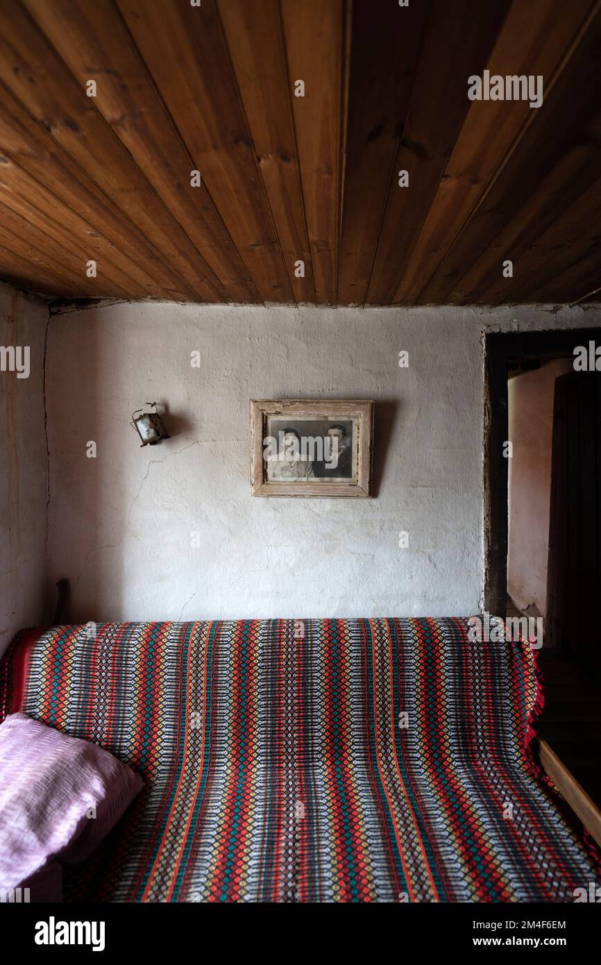 Photo encadrée d'un couple sur le mur du salon d'une ancienne maison de campagne au Portugal, en Europe Banque D'Images