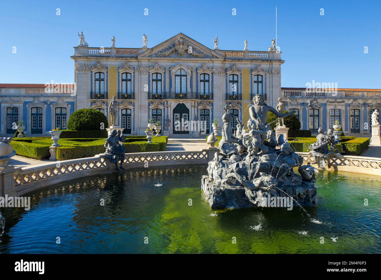 Fontaine d'eau ornée sur les jardins du Palais de Queluz du 18e siècle - Palácio Nacional de Queluz - au Portugal, en Europe Banque D'Images