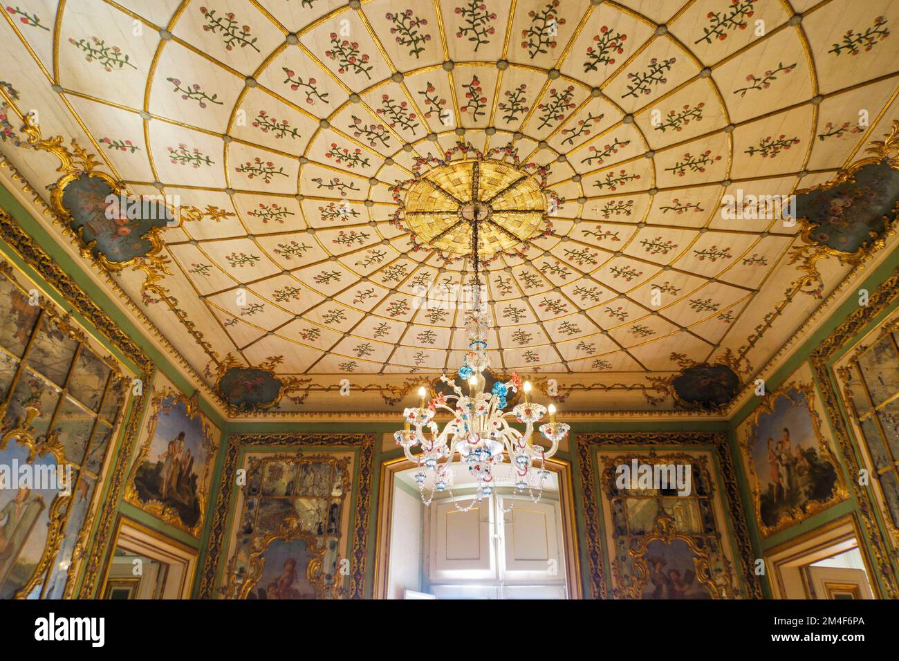 Détail du plafond du dressing de la Reine à l’intérieur du Palais de Queluz du 18e siècle - Palácio Nacional de Queluz - Portugal, Europe Banque D'Images