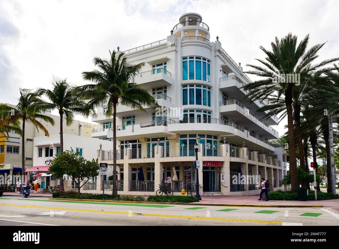 Scène de rue dans le quartier historique art déco de South Beach, Miami. Banque D'Images