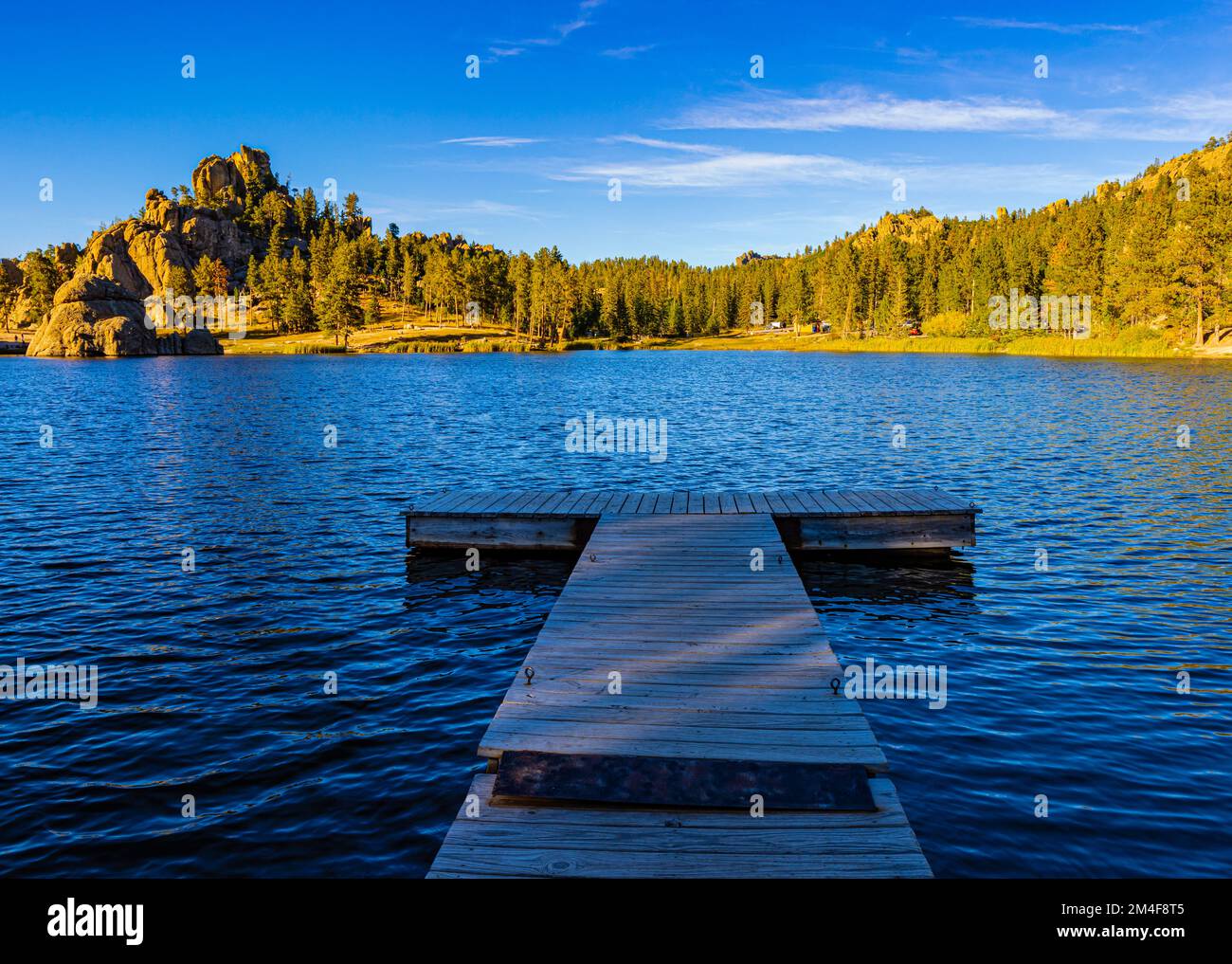 Quai flottant sur Sylvan Lake à Sunset, parc national Custer, Dakota du Sud, États-Unis Banque D'Images