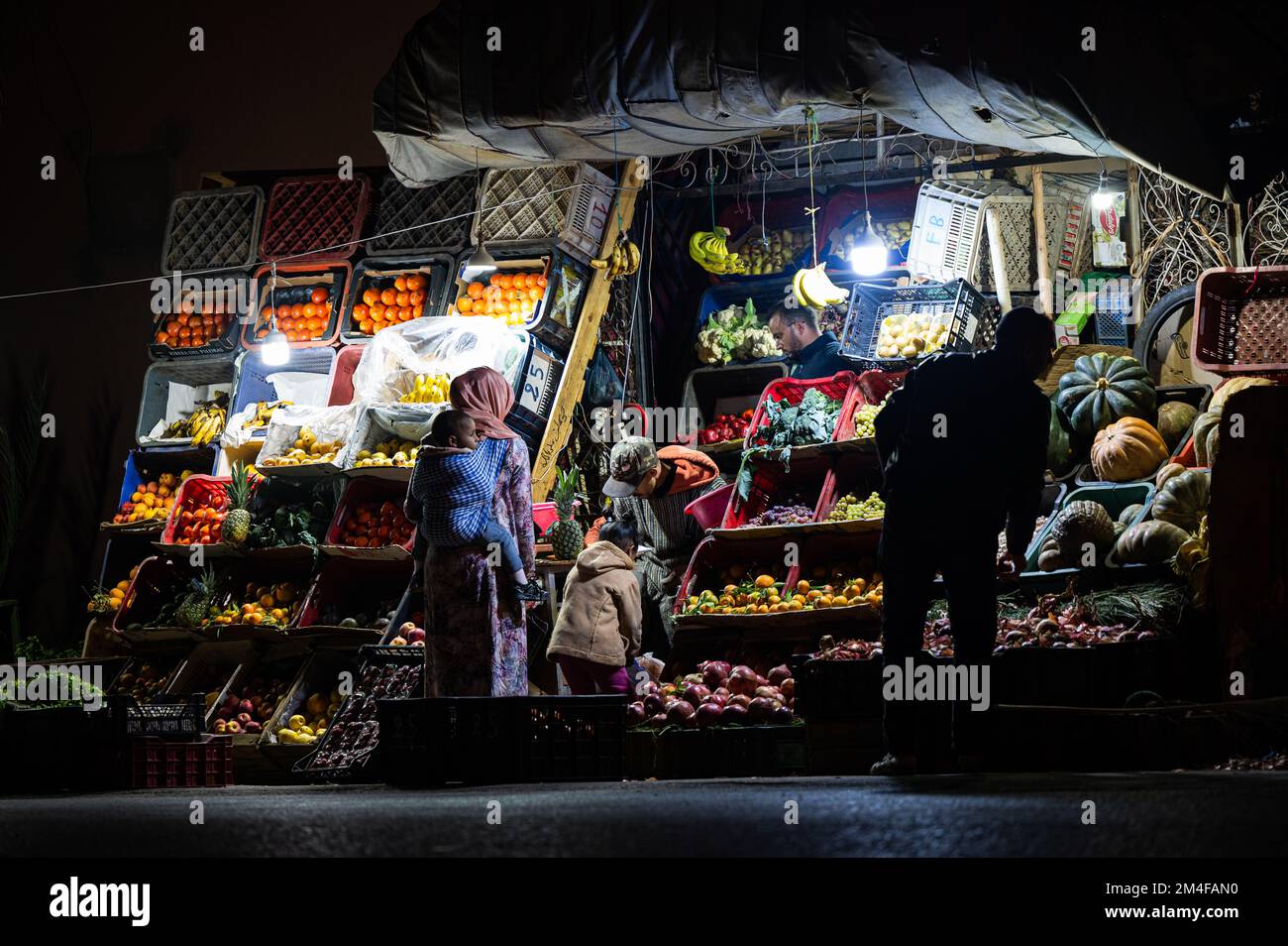 Ouarzazate, Maroc - 27 novembre 2022 : les gens font du shopping sur le marché des fruits et légumes de la rue. Banque D'Images