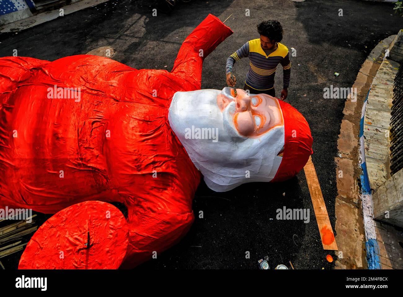 Kolkata, Inde. 20th décembre 2022. Un travailleur donne une touche finale à une figurine en polystyrène du Père Noël sur un marché de Noël à Kolkata, en Inde . Noël est un festival annuel commémorant l'anniversaire de Jésus-Christ célébré sur 25 décembre dans le monde entier. (Photo par Avishek Das/SOPA Images/Sipa USA) crédit: SIPA USA/Alay Live News Banque D'Images