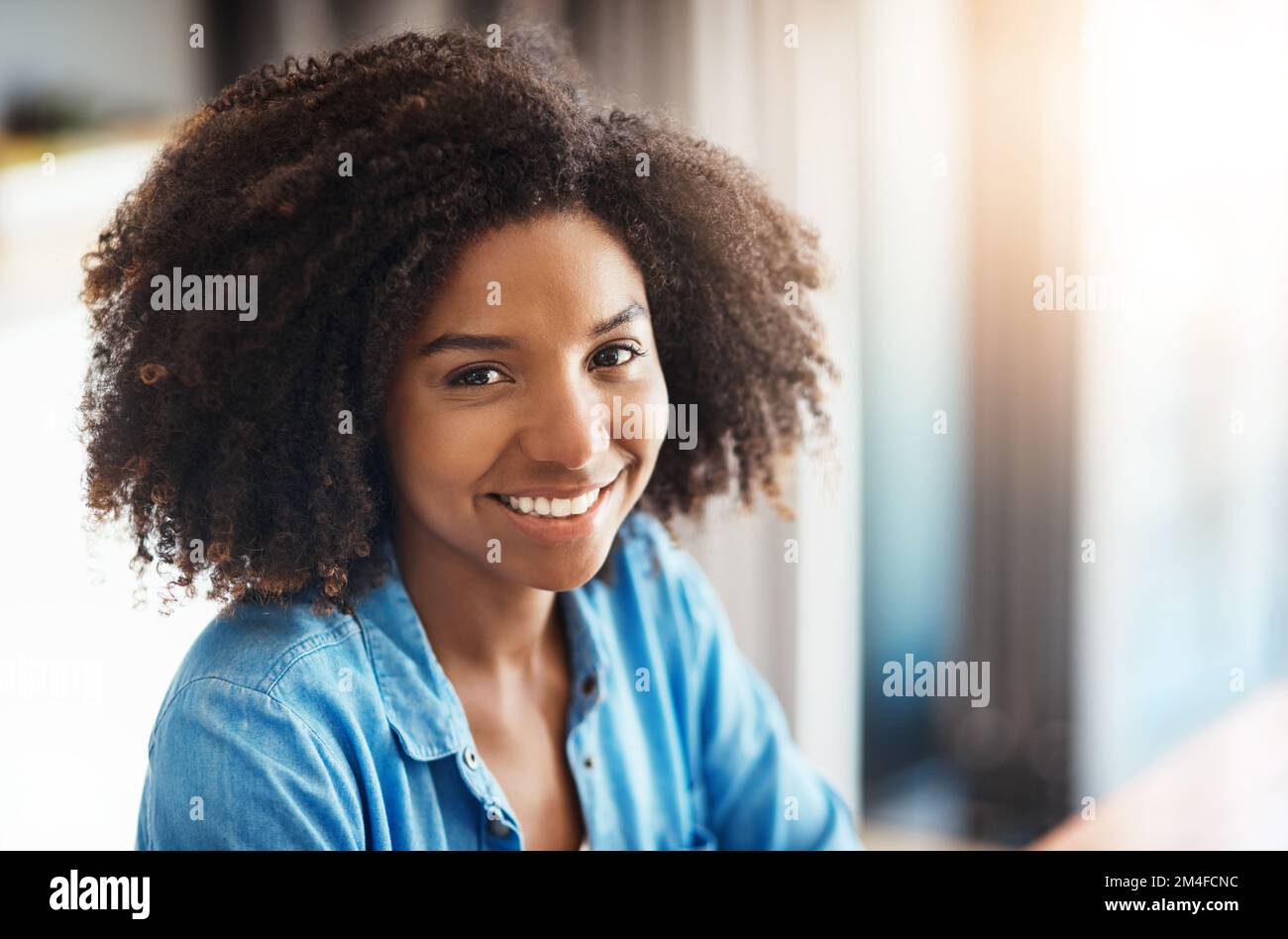 Vous seul pouvez changer votre destin. Portrait d'une jeune femme attrayante travaillant à la maison. Banque D'Images