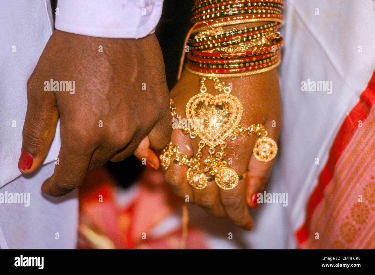 Des bijoux à la main d'une femme locale juste marié à Hampi. Hampi Karnataka Inde Asie Banque D'Images