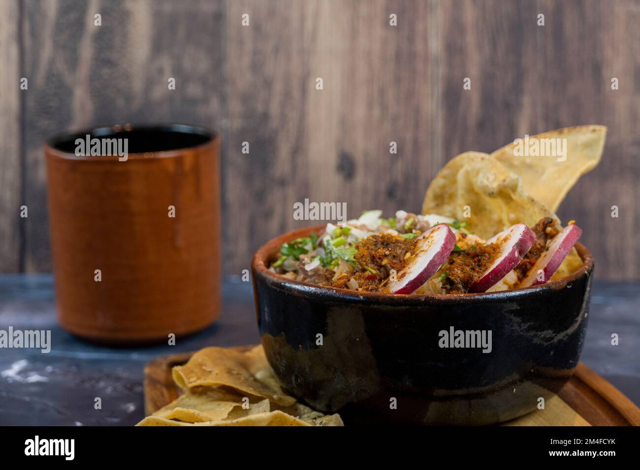 tostadas carne cuisine mexicaine typique, assiette en bois et fond en bois, radis et oignons Banque D'Images