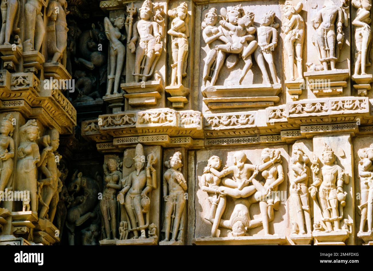 Des sculptures de pierre étonnantes avec des scènes de Kamasutra font le Khajurahotemples très