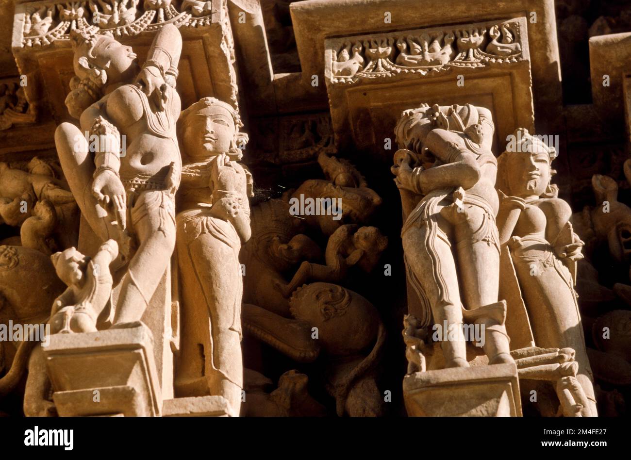 Des sculptures de pierre étonnantes avec des scènes de Kamasutra font le Khajurahotemples très