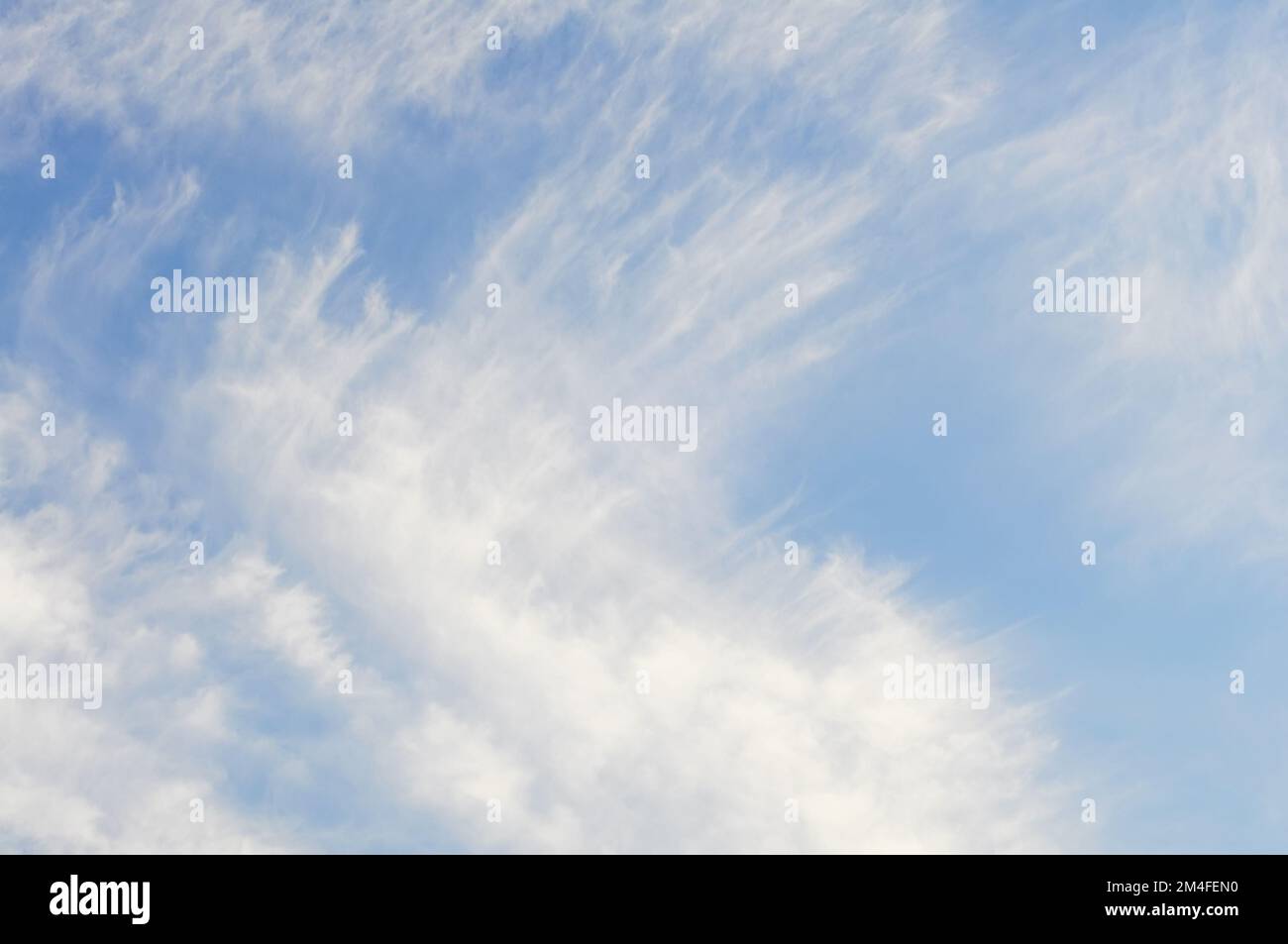 Ciel bleu vif avec des nuages de lumière de forme intéressante. Banque D'Images