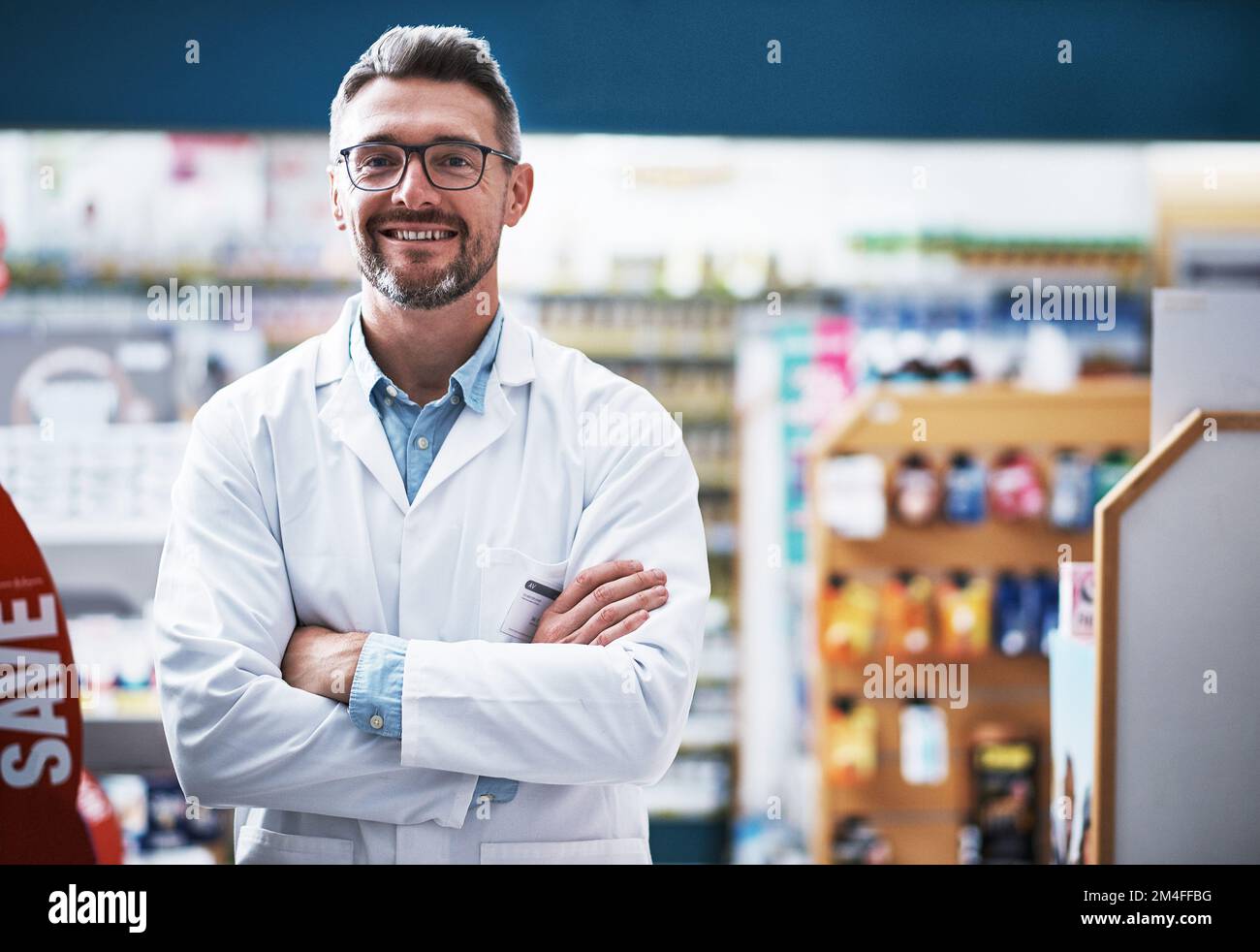 Nous avons une grande variété d'options de traitement pour vous. Portrait d'un pharmacien mature travaillant dans une pharmacie. Banque D'Images