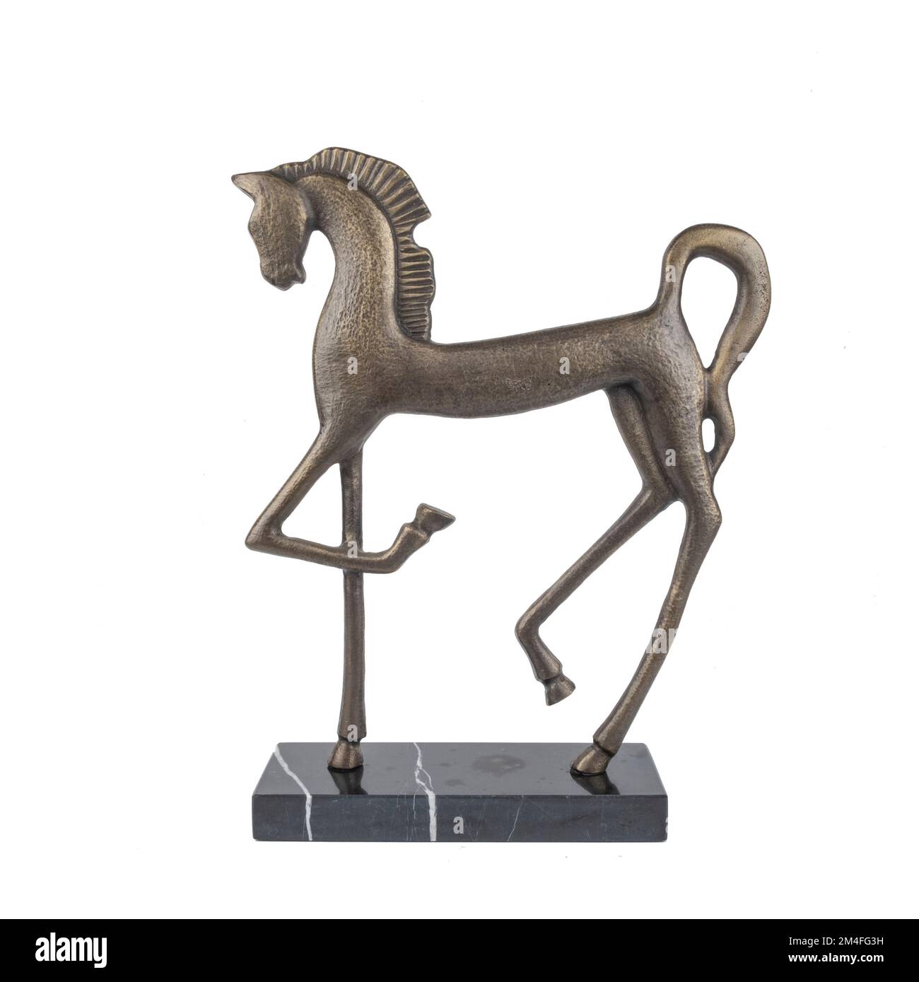 statue métallique décorative en forme de cheval antique sur pierre de marbre isolée sur blanc Banque D'Images