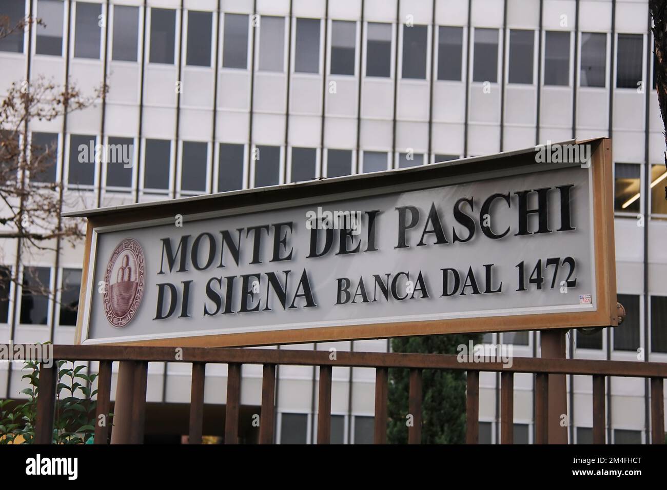 Florence, Italie , 19 décembre 2022 , panneau de Monte dei Paschi di Siena , célèbre banque italienne en Italie . Banque D'Images