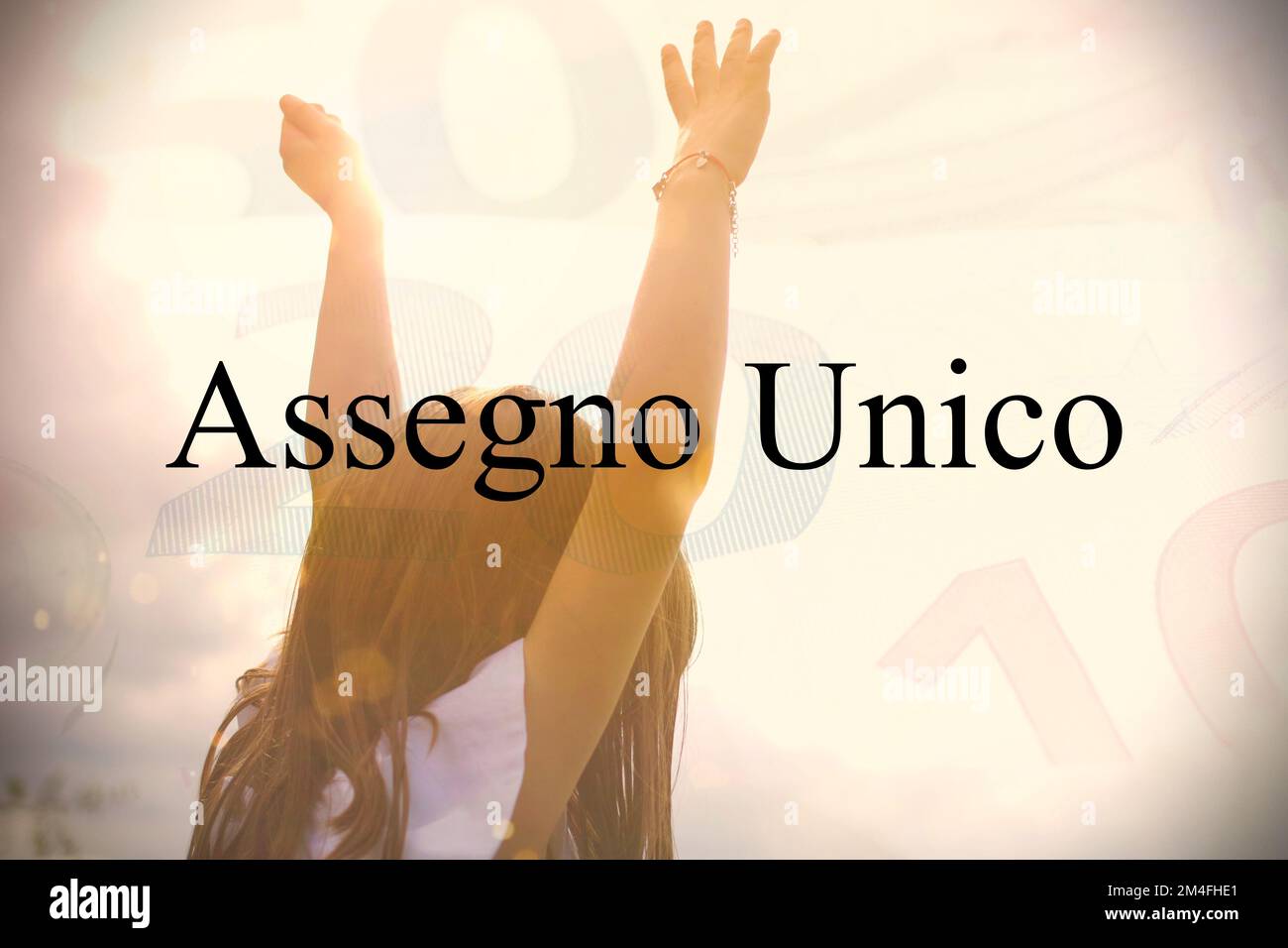 Près d'une main d'un enfant avec le signe "assegno unico" concept de salaire du gouvernement italien pour les familles avec enfants . Banque D'Images
