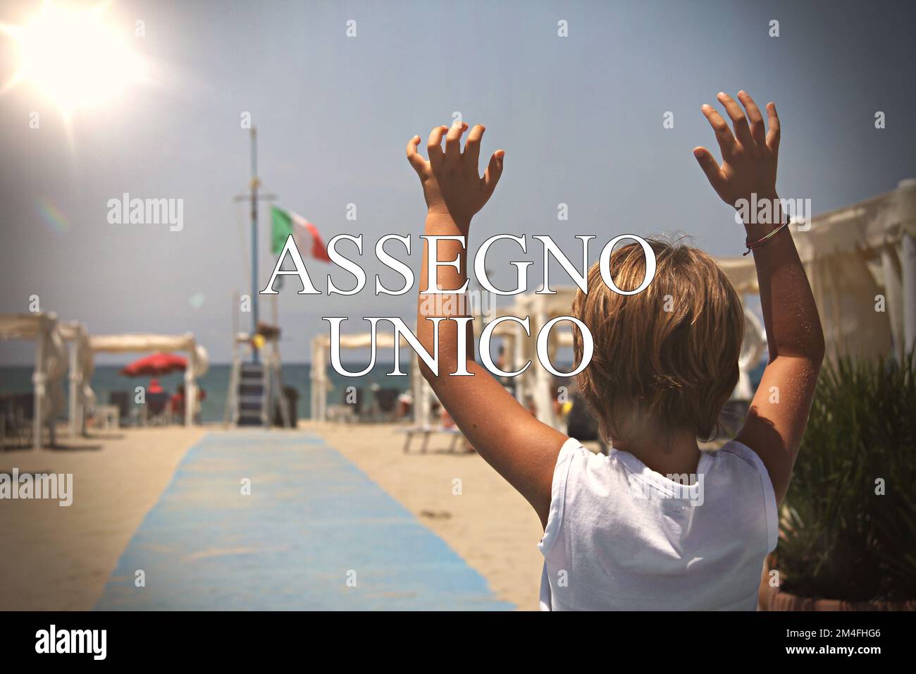 Proche d'un enfant avec le signe “assegno unico” concept de chèque de paie du gouvernement italien pour les familles avec enfants . Banque D'Images